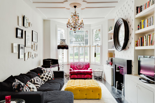 Sala de estar rosa e amarela