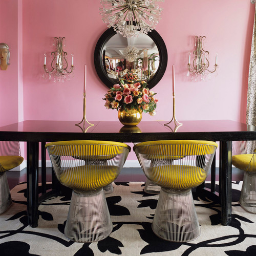 Sala de jantar rosa e amarela