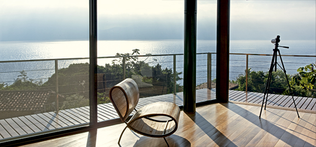 00-casa-em-terreno-inclinado-ganha-leveza-com-estrutura-de-madeira