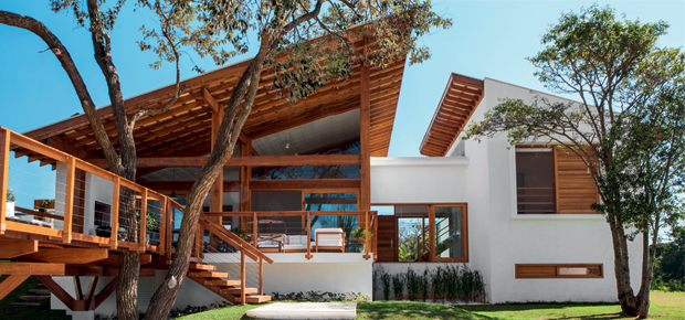 00-casa-incorpora-arvore-no-deck-e-se-beneficia-de-sua-sombra