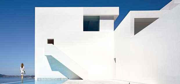 Casa acomoda-se em desfiladeiro para obter a melhor vista do mar