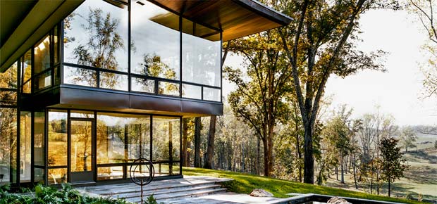 00-casa-de-campo-contemporanea-tem-paredes-feitas-de-paineis-de-vidro