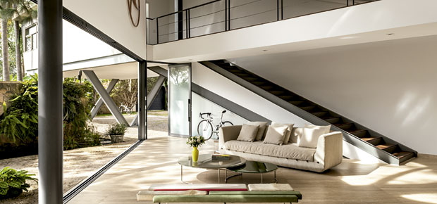 00-casa-de-condominio-segue-as-linhas-irregulares-do-terreno