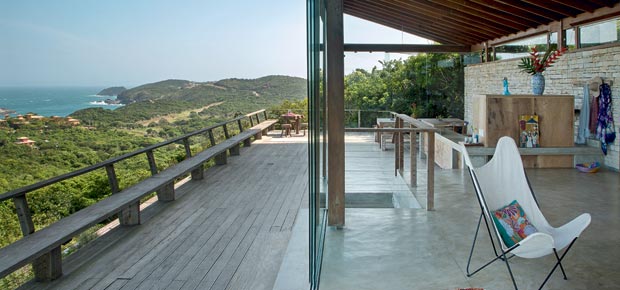 Casa de madeira em Búzios é o refúgio de férias de família parisiense