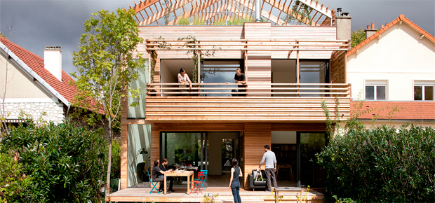 Casa sustentável de madeira é montada em apenas duas semanas