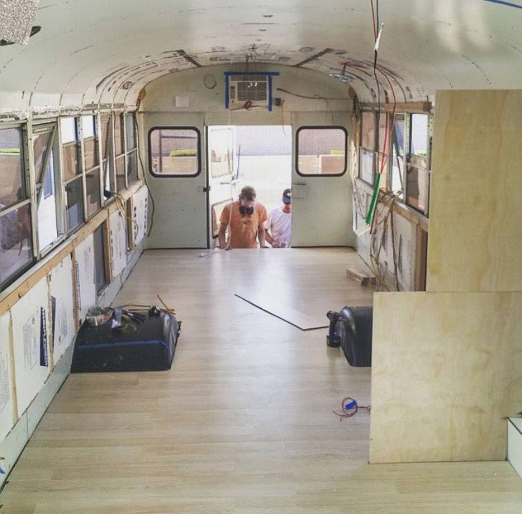 01-americano-transforma-onibus-escolar-em-sua-nova-casa