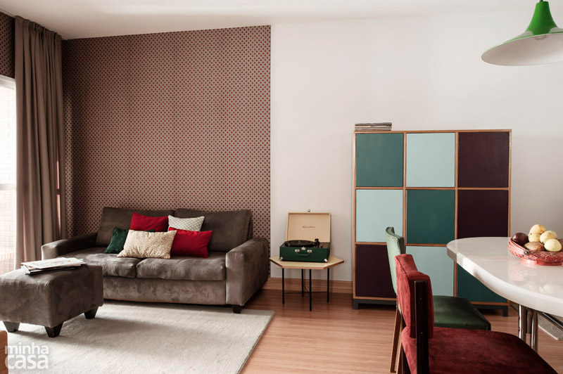 Reforma de apartamento com marcenaria colorida