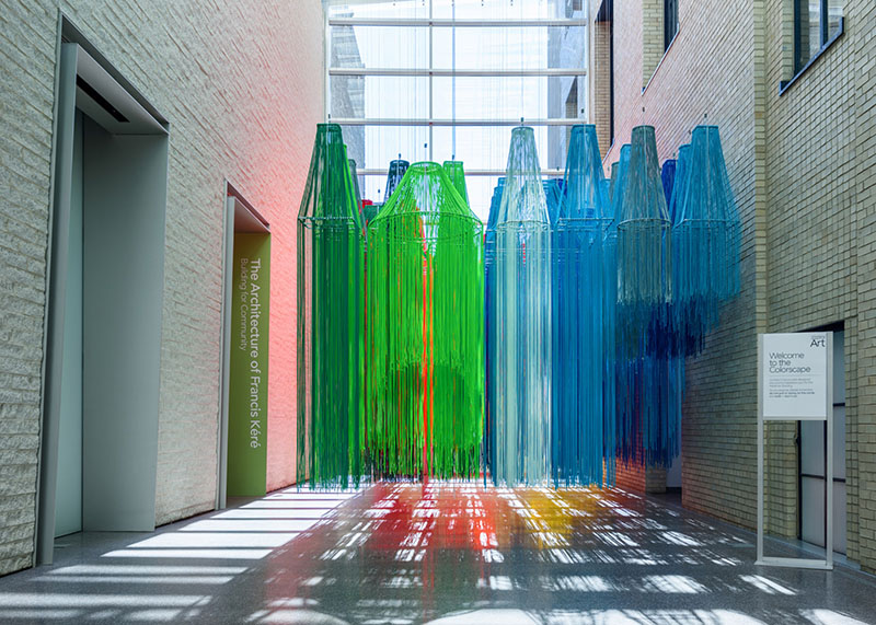 01-arquiteto-cria-instalacao-com-fios-coloridos-para-museu-na-filadelfia