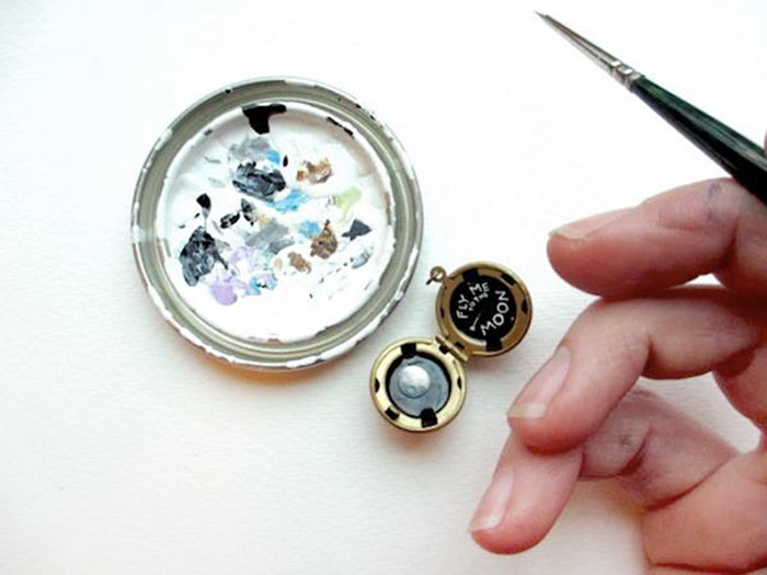 01-artista-pinta-cenas-astrologicas-em-medalhoes