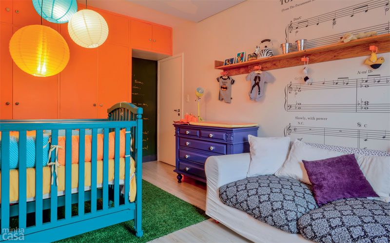 01-avioes-e-rock-inspiram-decoracao-de-quarto-de-bebe