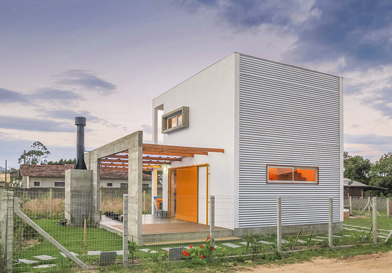 01-casa-em-florianopolis-tem-ambientes-descontraidos-e-cheios-de-cor