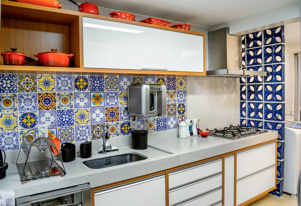 01-cozinha-mistura-cobogos-trenstone-e-azulejos-estampados