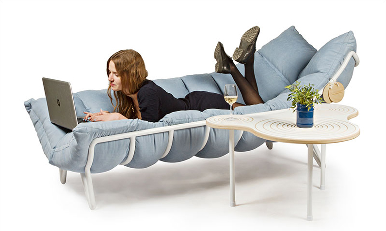 01-este-sofa-foi-desenhado-para-abracar-as-pessoas