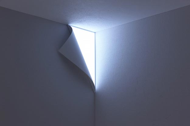 01-luminaria-parece-um-pedaco-de-papel-de-parede-que-descascou