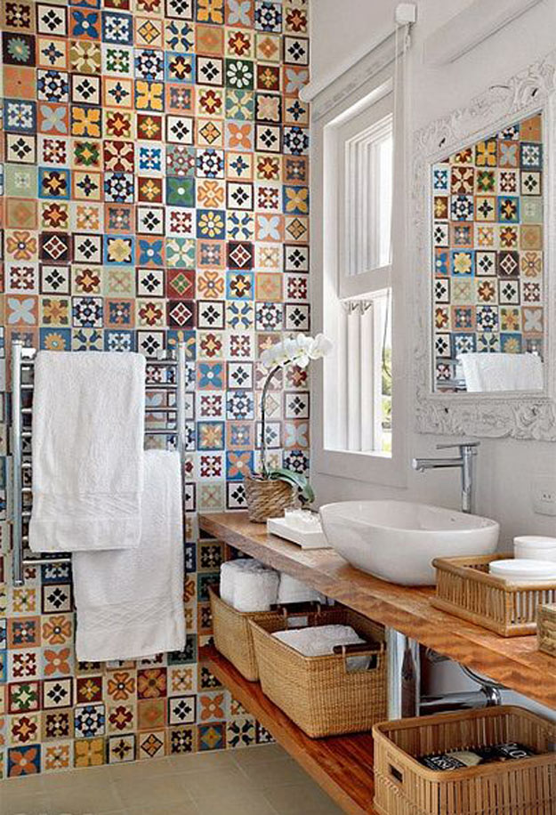 01---No-lavabo,-os-coloridos-ladrilhos-foram-combinados-com-cestos-de-vime,-madeira-e-detalhes-em-branco