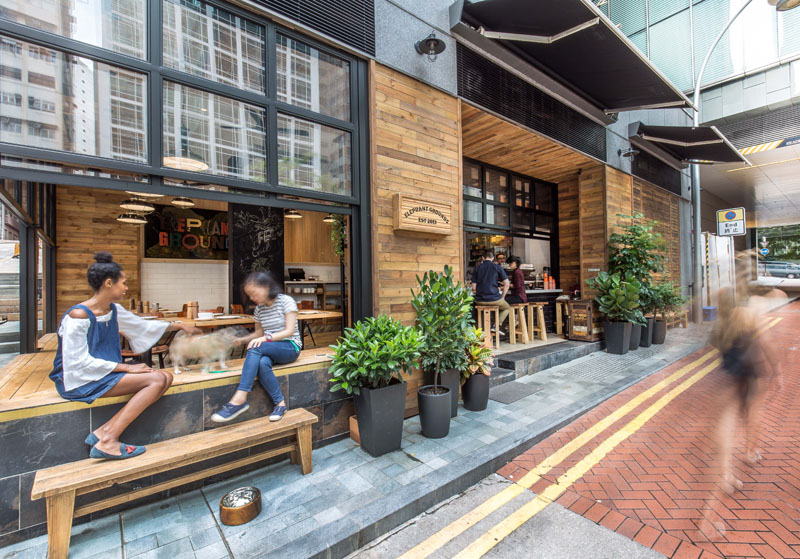 Café em Hong Kong se integra à rua e transforma o espaço