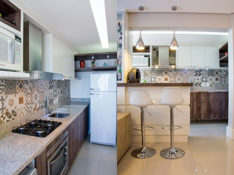 Um dos maiores problemas de quem tem uma cozinha estilo corredor, &eacute; como ocupar a parede estreita do fundo: para a arquiteta Camila Chalon, a solu&ccedil;&atilde;o foi usar o espa&ccedil;o para acomodar a geladeira. A bancada da cozinha foi prolongada at&eacute; a parede para aproveitar o espa&ccedil;o e, acima da geladeira, um nicho acomoda enfeites.