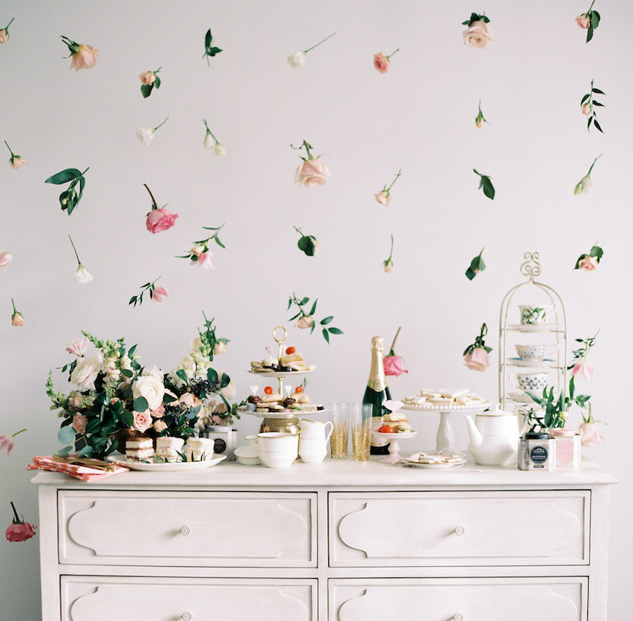 Faça você mesmo: um arranjo floral flutuante que parece papel de parede