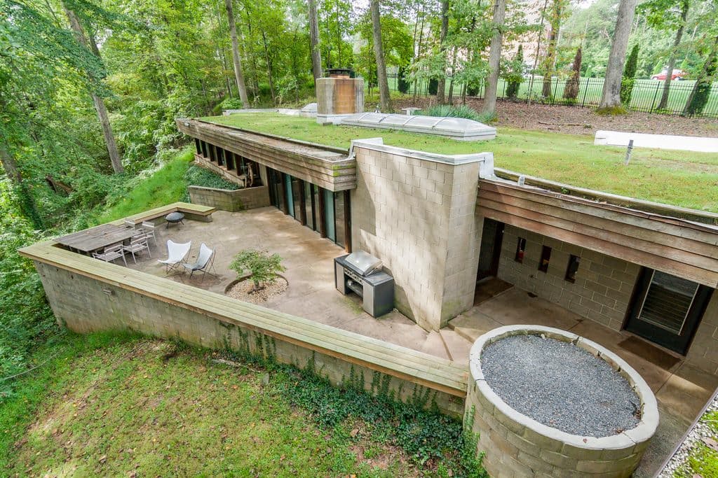 Esta casa na colina de 1977 tem estilo bunker e parou no tempo