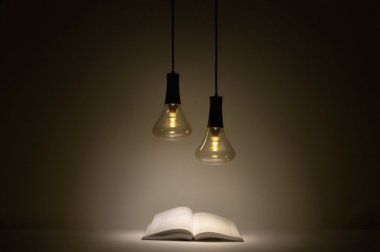 01-lampada-plumen-feita-para-deixar-pessoas-ambientes-mais-bonitos