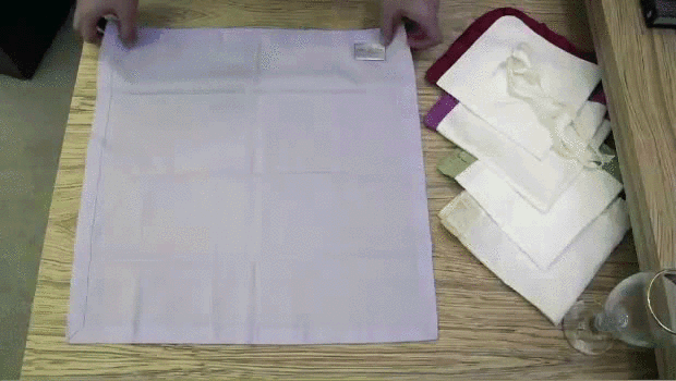 Como dobrar guardanapo em formato de flores e de coração