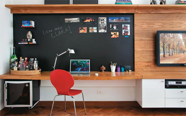 02-A-bancada-se-prolonga-do-rack-e-cria-o-espa&ccedil;o-de-home-office,-que-conta-com-parede-de-lousa-e-um-bar-(Divulga&ccedil;&atilde;o)