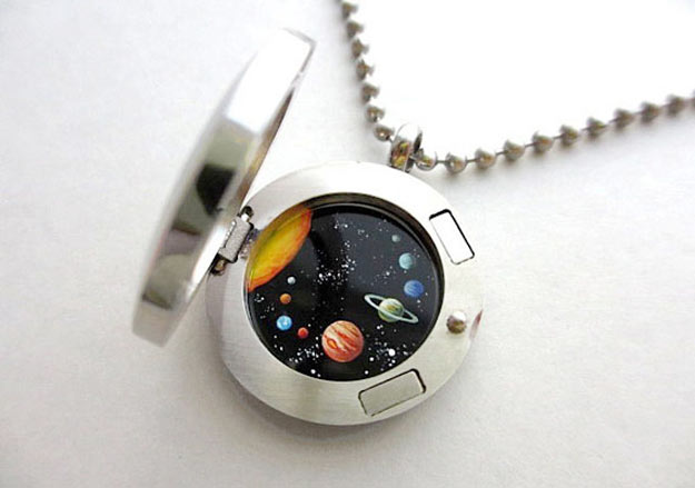 02-artista-pinta-cenas-astrologicas-em-medalhoes