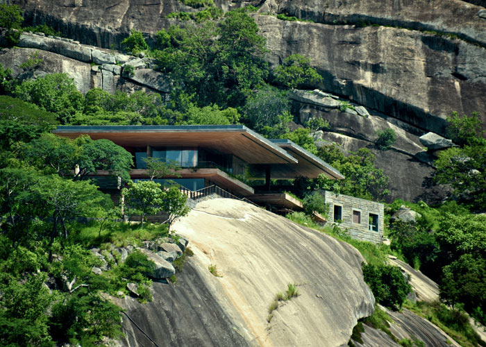 02-casa-de-madeira-e-granito-parece-flutuar-a-beira-de-barragem-africana