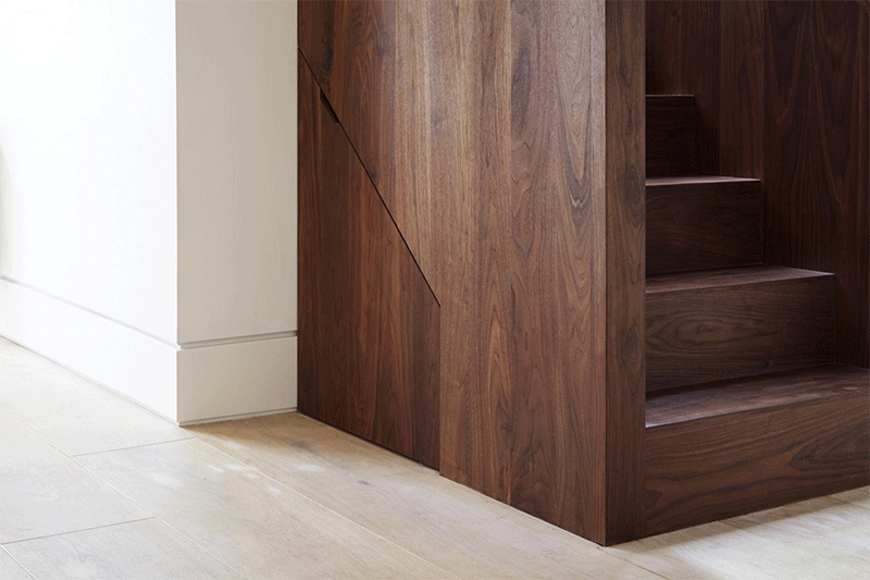 Projeto tem sapateira oculta embaixo da escada