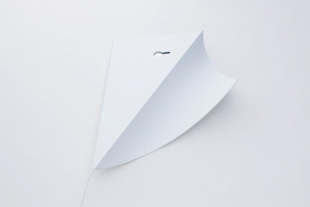 02-luminaria-parece-um-pedaco-de-papel-de-parede-que-descascou