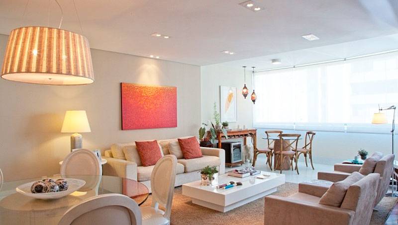 O espa&ccedil;o de 46 m&sup2;, decorado por Patricia K Pasquini, possui v&aacute;rias fun&ccedil;&otilde;es: espa&ccedil;o de leitura, sala de jantar, sala de estar, entre outras. A varanda foi integrada &agrave; sala, ampliando o espa&ccedil;o e ajudando na ilumina&ccedil;&atilde;o natural do ambiente.