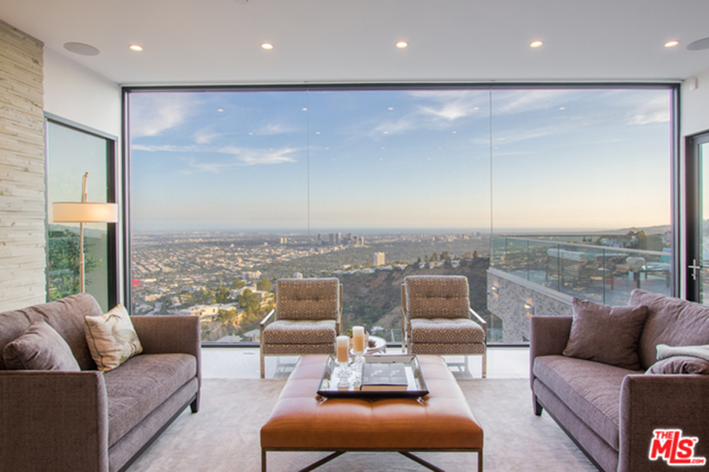 Autora de Cinquenta Tons de Cinza compra mansão em Los Angeles