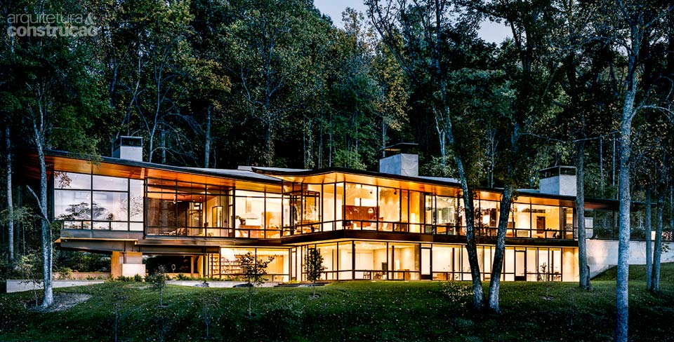02-casa-de-campo-contemporanea-tem-paredes-feitas-de-paineis-de-vidro