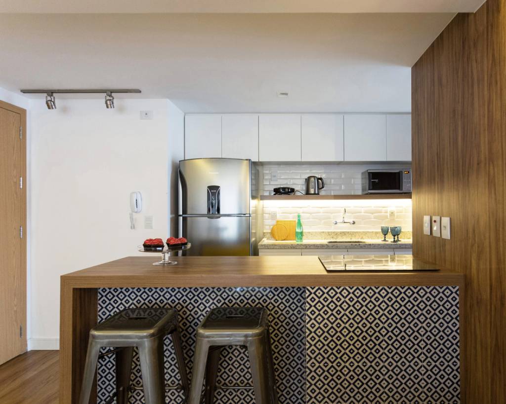 Apartamento de 70 m² foi decorado para ser prático e receber bem