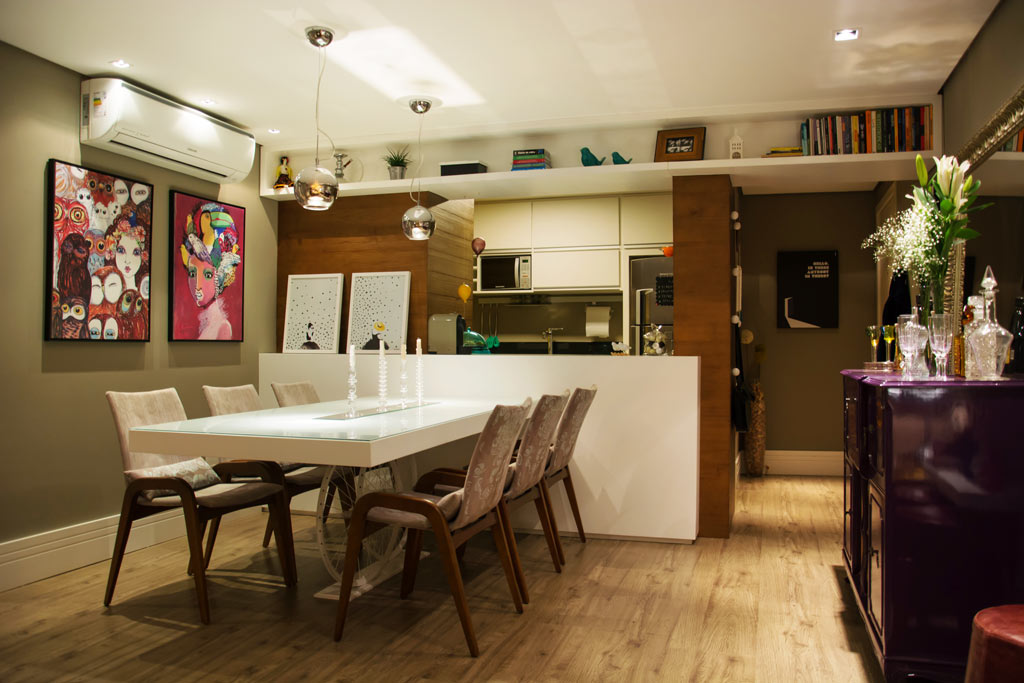Apartamento decorado cheio de peças de antiguidade e heranças de família