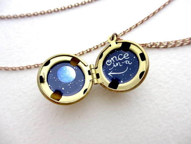 03-artista-pinta-cenas-astrologicas-em-medalhoes