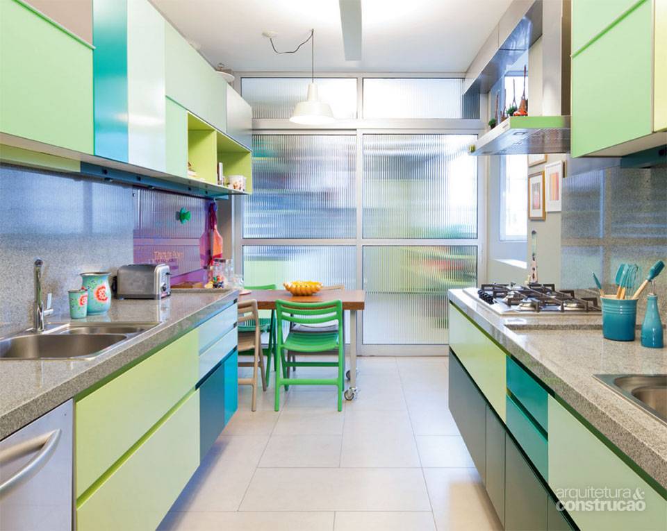 Munido do aval para aplicar extensa cartela crom&aacute;tica no apartamento, o escrit&oacute;rio Superlim&atilde;o caprichou neste c&ocirc;modo. O passeio do verde-pastel ao azul-turquesa, chegando at&eacute; o roxo, evoca descontra&ccedil;&atilde;o. &ldquo;Escolhemos a paleta por elimina&ccedil;&atilde;o. Sab&iacute;amos quais nuances n&atilde;o quer&iacute;amos e focamos os verdes, que variam entre o neutro e o chamativo&rdquo;, explica S&eacute;rgio Cabral. Com m&oacute;dulos fabricados pela Securit, o resultado foi obtido por um exigente quebra-cabe&ccedil;a.