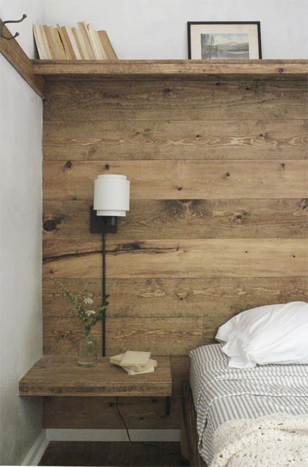 Um painel de madeira tamb&eacute;m &eacute; um op&ccedil;&atilde;o como cabeceira, assim, n&atilde;o d&aacute; a impress&atilde;o de que sua cama foi apenas encostada na parede e o quarto fica mais aconchegante.
