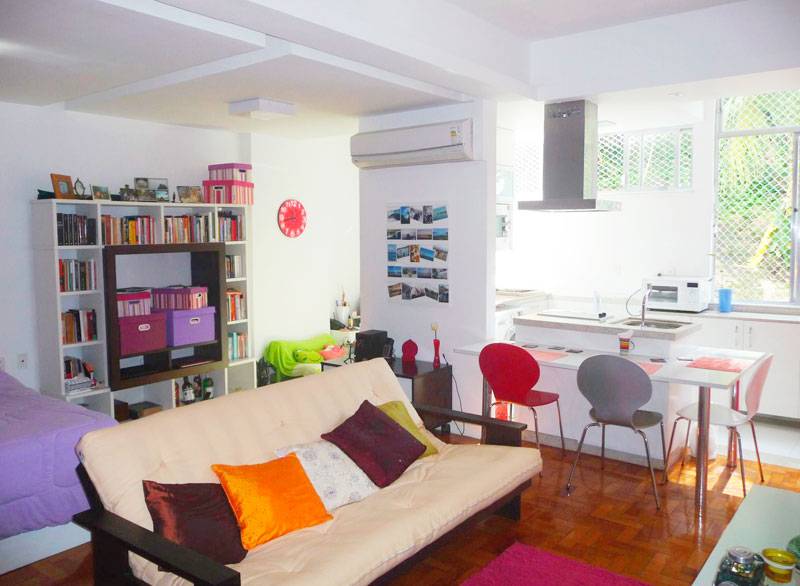 Neste loft, projetado pela arquiteta Maria Helena Torres, a sala tem in&uacute;meras fun&ccedil;&otilde;es. No ambiente de 38 m&sup2;, a moradora dorme, cozinha, trabalha e assiste TV. Ao derrubar as paredes do apartamento para transform&aacute;-lo num loft, a moradora optou por deixar o ambiente aberto, sem divis&oacute;rias, com portas de correr.