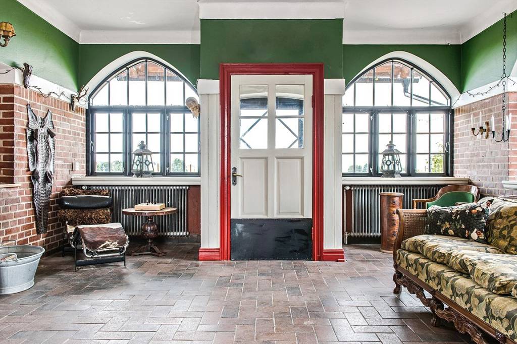 Antiga estação de trem virou casa cheia de personalidade na Suécia