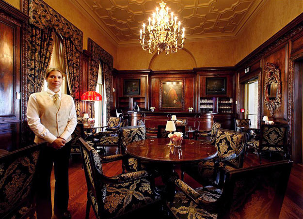 04---Adquirida-por-menos-de-10-milhões-de-dólares-com-o-mobiliário-original,-o-design-de-interiores-veio-assinado-por-Joseph-Urban,-que-já-decorou-palácios-reais