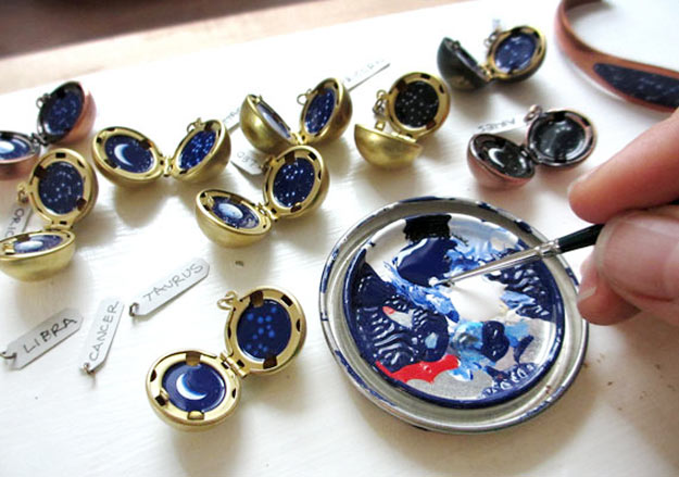 04-artista-pinta-cenas-astrologicas-em-medalhoes