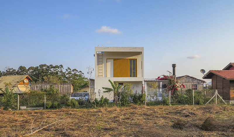 04-casa-em-florianopolis-tem-ambientes-descontraidos-e-cheios-de-cor