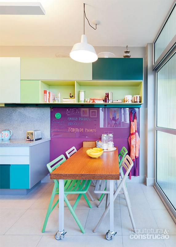 Munido do aval para aplicar extensa cartela crom&aacute;tica no apartamento, o escrit&oacute;rio Superlim&atilde;o caprichou neste c&ocirc;modo. O passeio do verde-pastel ao azul-turquesa, chegando at&eacute; o roxo, evoca descontra&ccedil;&atilde;o. &ldquo;Escolhemos a paleta por elimina&ccedil;&atilde;o. Sab&iacute;amos quais nuances n&atilde;o quer&iacute;amos e focamos os verdes, que variam entre o neutro e o chamativo&rdquo;, explica S&eacute;rgio Cabral. Com m&oacute;dulos fabricados pela Securit, o resultado foi obtido por um exigente quebra-cabe&ccedil;a.