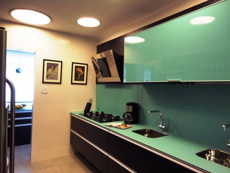 N&atilde;o &eacute; porque o espa&ccedil;o &eacute; pequeno que n&atilde;o podemos usar cores vivas. Neste projeto do Studio Due Arquitetura, o verde aparece na porta dos arm&aacute;rios, na bancada e at&eacute; na parede. O resto dos m&oacute;veis recebeu a cor preta para contrastar e dar um tom s&oacute;brio.