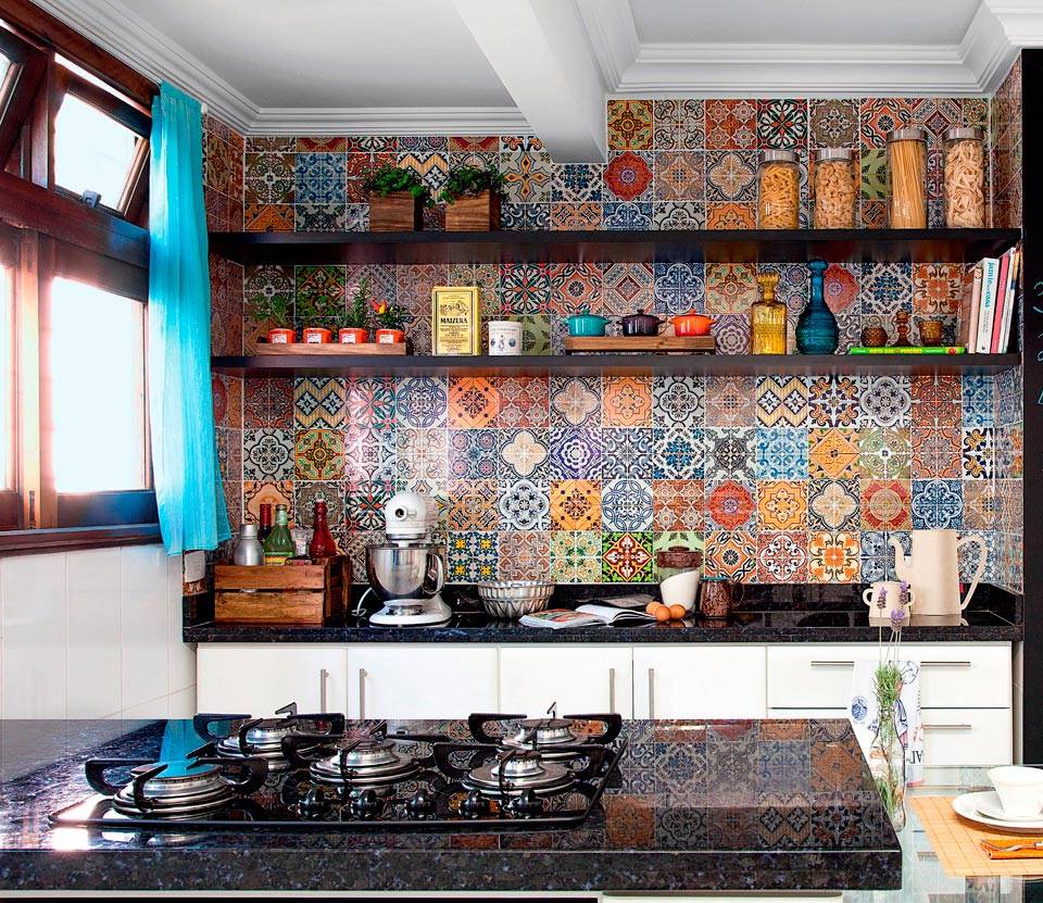 As paredes desta cozinha curitibana eram brancas e sem gra&ccedil;a. Para dar uma renovada no visual, a moradora resolveu investir em um mosaico composto por 48 estampas de adesivos que imitam azulejos vintage