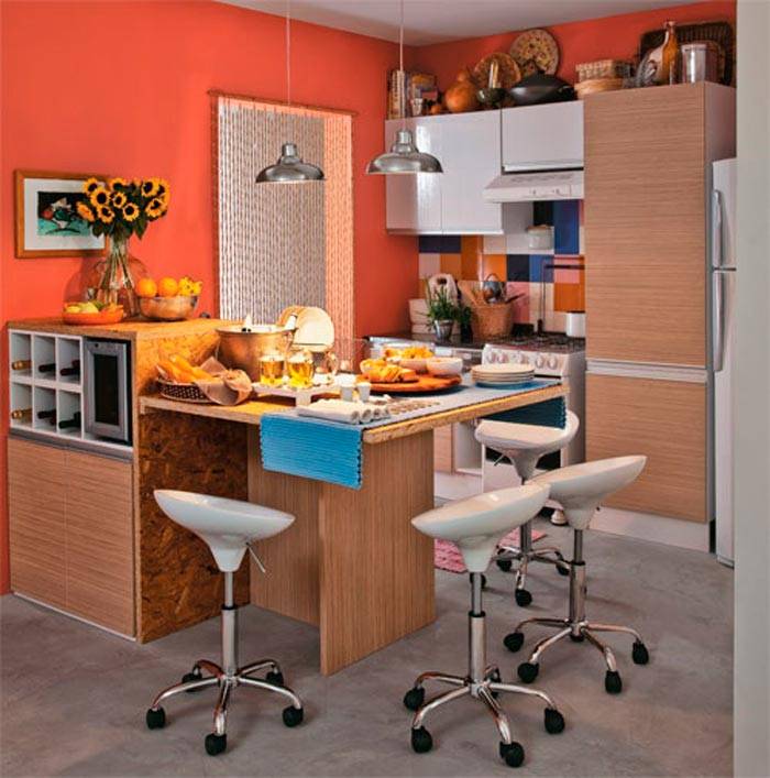 Bonita o bastante para receber os amigos para petiscar ou jantar, esta cozinha tem at&eacute; adega climatizada. O piso &eacute; de cimento queimado, um recurso bonito e barato. Projeto de Zizi Carderari, que criou este espa&ccedil;o em parceria com Tatiana Guardian.
