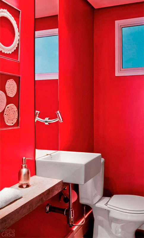 Com um tom cereja, o lavabo da designer de interiores Cec&iacute;lia Guerra tem um tampo de cimento comum com um rebaixo para encaixar a cuba quadrada, criando a impress&atilde;o de que &eacute; um modelo de encaixe. O espelho estreito e comprido d&aacute; continuidade &agrave; cuba. Projeto feito em parceria com a Cristiane Tamburri.