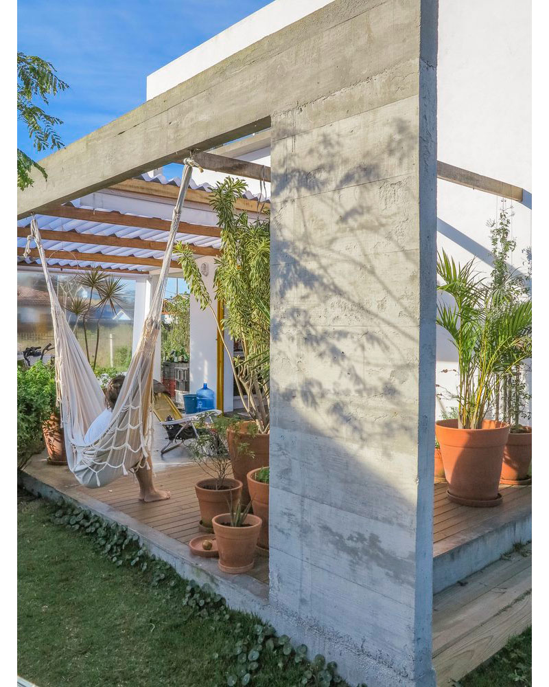 08-casa-em-florianopolis-tem-ambientes-descontraidos-e-cheios-de-cor