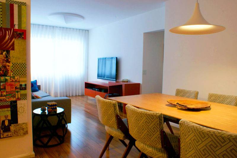 Na sala de seu apartamento, a arquiteta Gisele Emery queria ampliar o local em que a fam&iacute;lia se re&uacute;ne, integrando os ambientes. Em 23 m&sup2;, a profissional criou espa&ccedil;os para assistir TV, comer e trabalhar no computador, prezando sempre pelo conforto e organiza&ccedil;&atilde;o.
